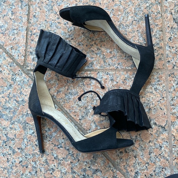 Black heels - Picture 2 of 3